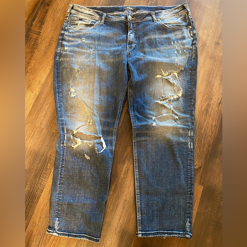 These are women’s “Sam’s” fit